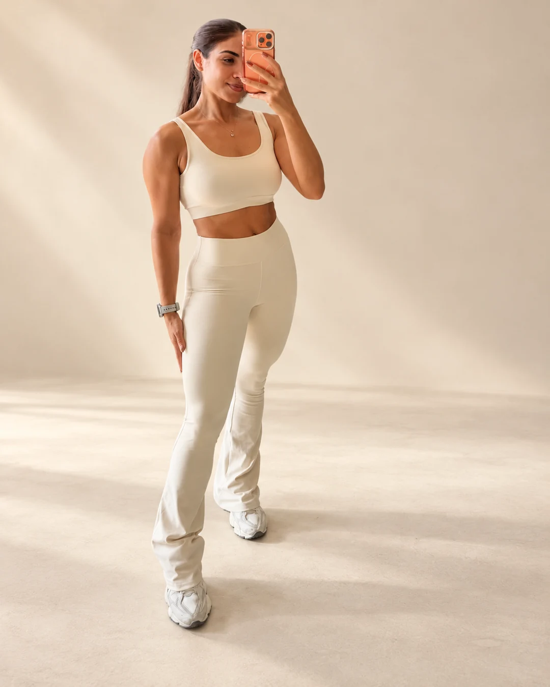 Conjunto offwhite real da TSfit em ambientação editorial de estúdio
