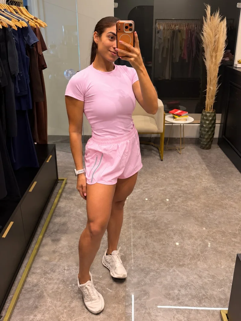 Baby look e short rosa usados no provador da TSfit