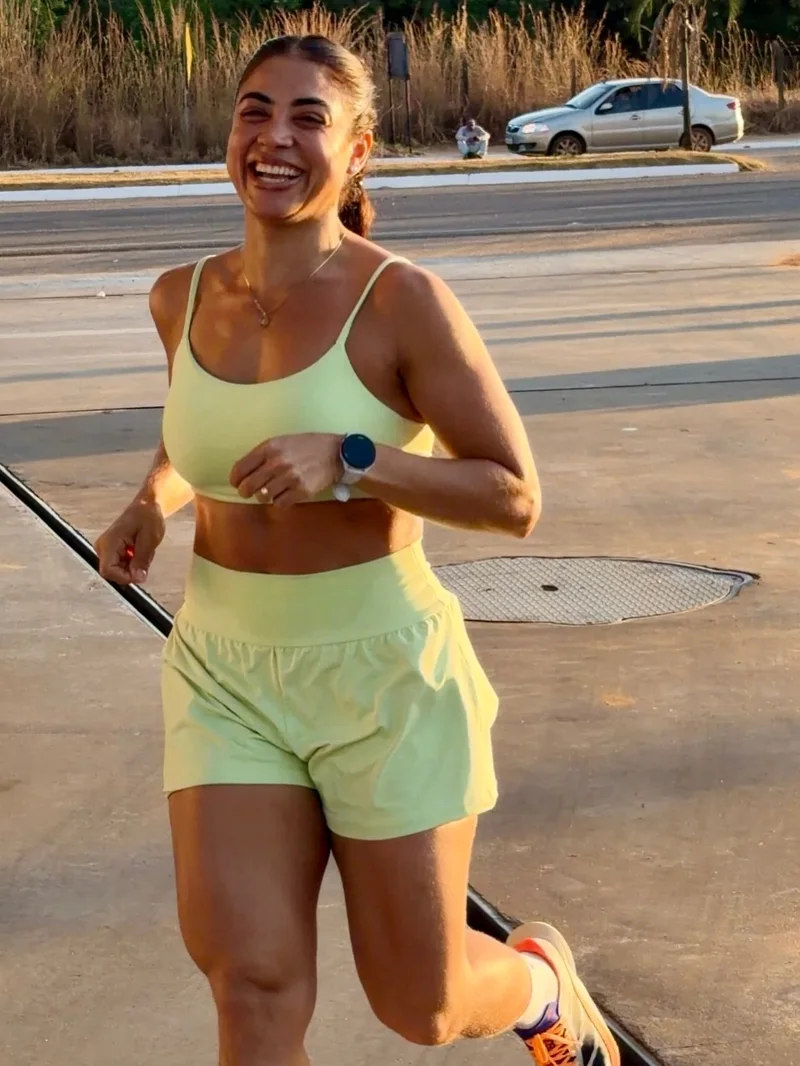 Conjunto Fresh verde claro da TSfit em uma corrida ao ar livre