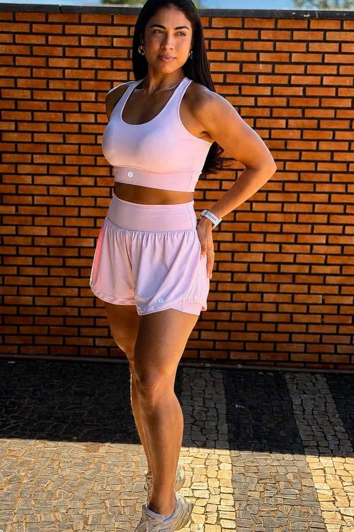 Conjunto Energy com top branco e short rosa, ao ar livre
