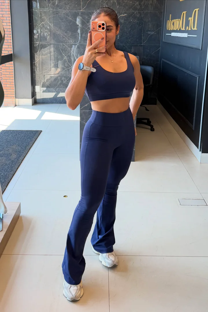 Conjunto azul marinho com top e calça flare, no provador
