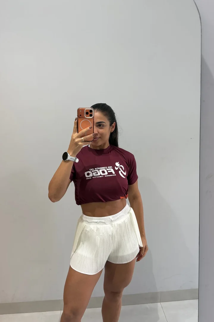 Short Duplo RUN Plissado offwhite usado com camiseta vinho