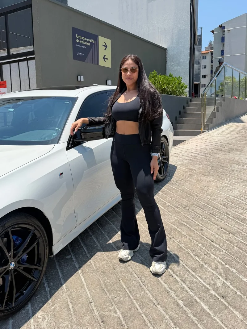 Look preto da TSfit com top e calça flare em um momento da rotina em Palmas